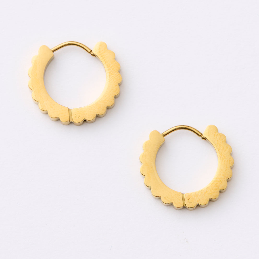Scallop Huggies Earrings - Gold